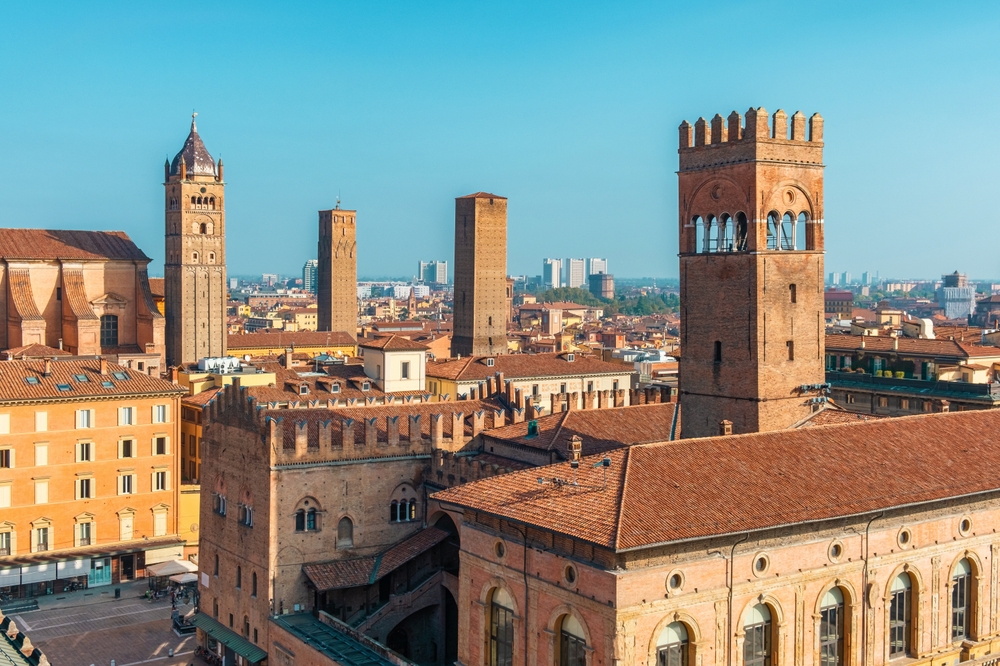 600 LÓERŐ FELETT A FERRARITÓL A LAMBORGHINIIG …ÉS A DUCATI