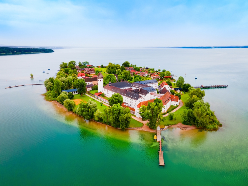  A képen a Fraueninsel (Hölgyek szigete) látható a Chiemsee-tavon, Bajorországban. 
