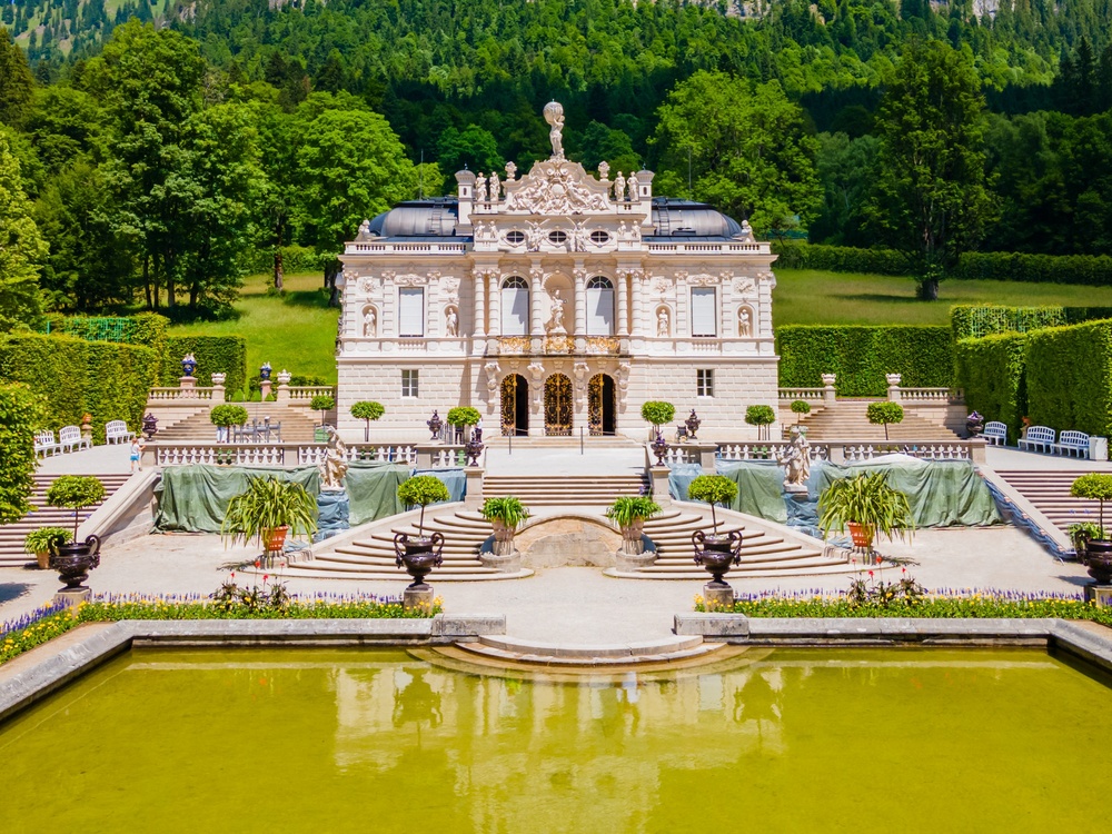 Ez a Linderhof-palota, amely Bajorországban, Németországban található. 