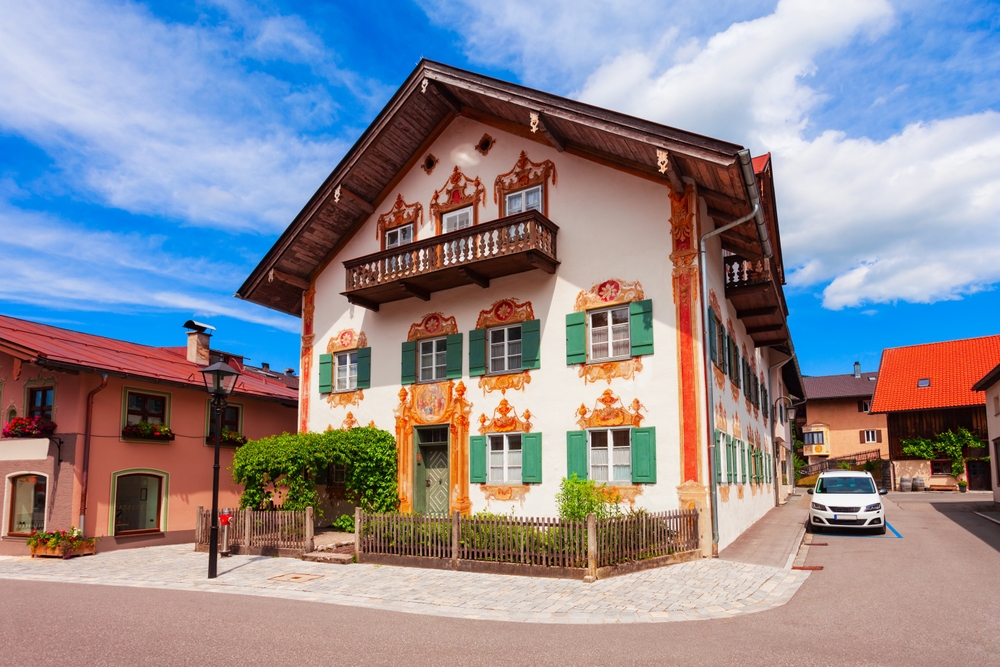 Jellegzetes bajor ház Oberammergauban, melynek homlokzatát a jellegzetes Lüftlmalerei művészeti forma díszíti. 
