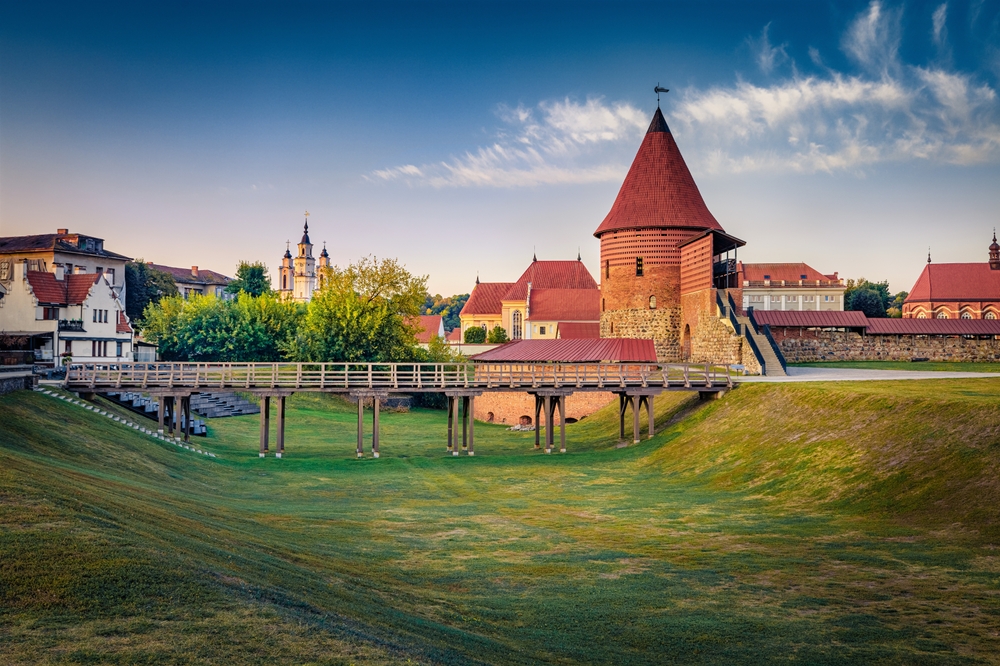 A képen a litvániai Kaunas vár látható.  - Z(s)eppelin utazás