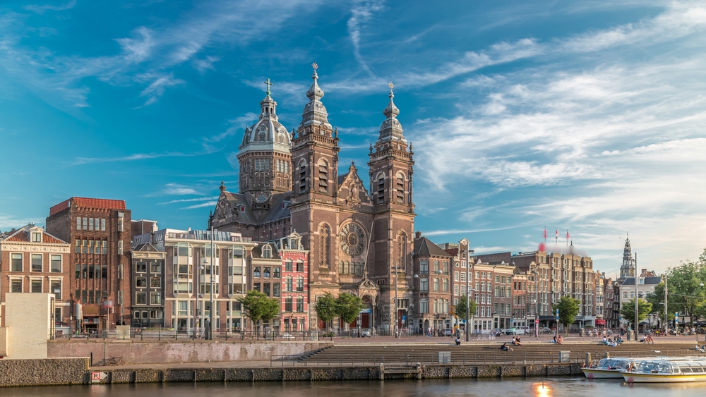 Az amszterdami Szent Miklós-bazilika (Basilica of Saint Nicholas) látható a képen. 