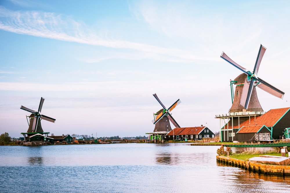 A képen a hollandiai Zaanse Schans szabadtéri múzeum látható, amely a 18. és 19. századi holland életet mutatja be. 