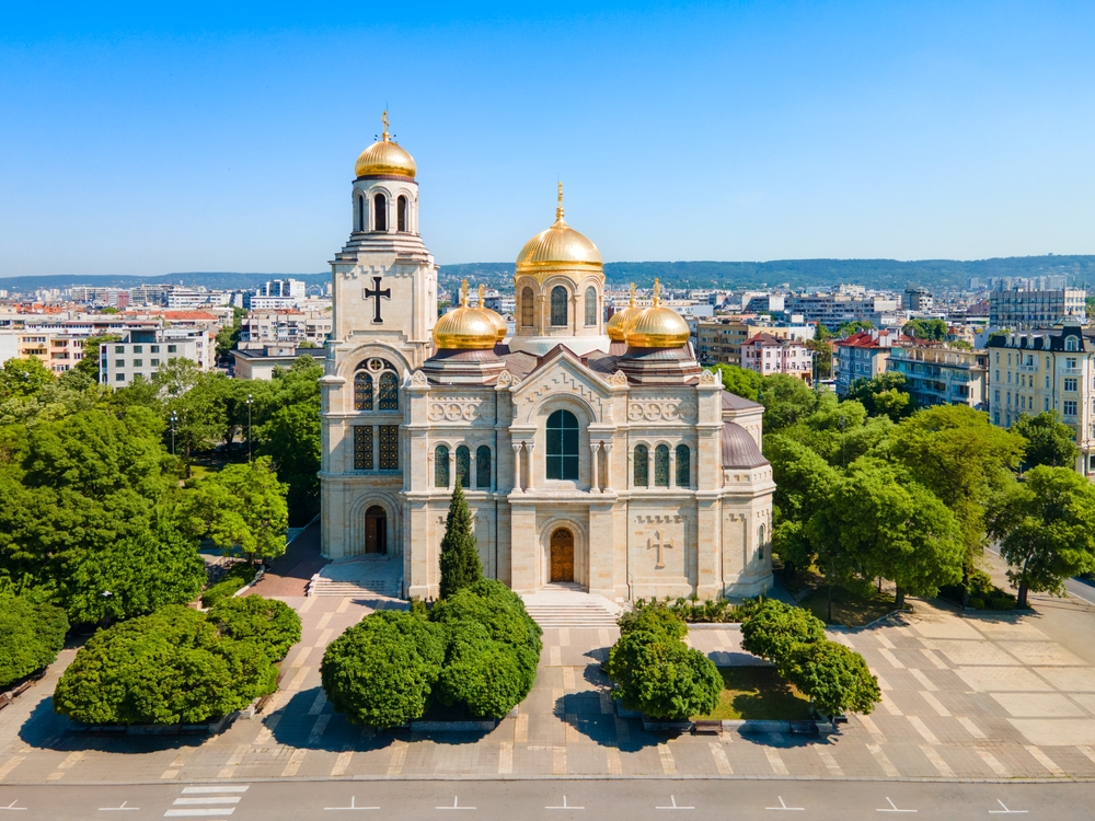 A képen a várnai Szűz Mária Mennybemenetele Katedrális látható.