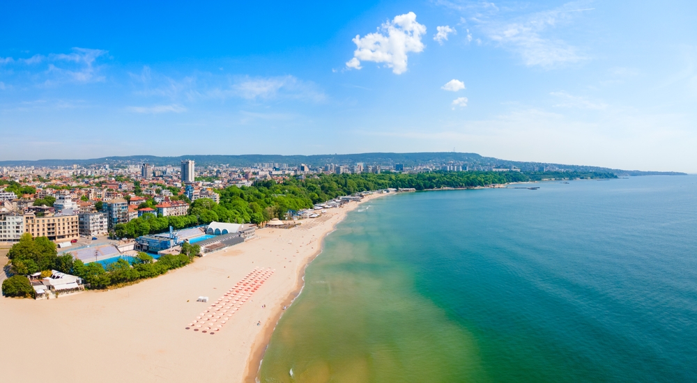 A kép Várna tengerpartját és a várost ábrázolja, Bulgáriában.