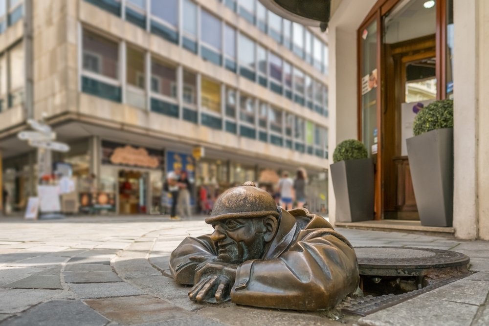 Ez a szobor a híres Čumil (A dolgozó ember) nevű bronzszobor Pozsony (Bratislava), Szlovákia belvárosában. 