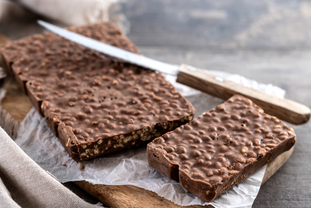 Ez a kép egy csokoládés puffasztott rizs szeletet ábrázol Opatija csokoládéfesztiválon.