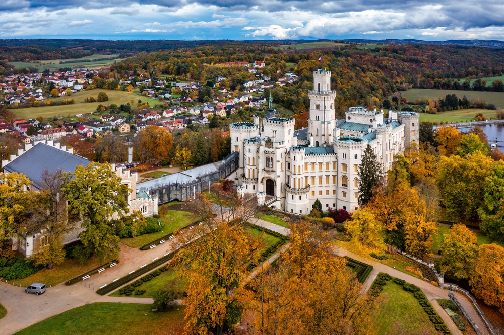 Ez a kép a Hluboká-kastélyt ábrázolja Hluboká nad Vltavou városában, Csehországban. A kastély Dél-Csehország egyik leglátogatottabb és legszebbnek tartott műemléke. 