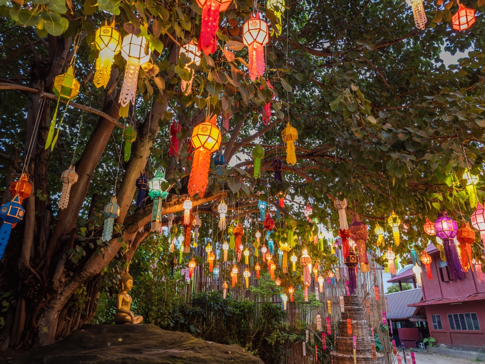 A kép egy feldíszített Bodhi fát ábrázol, amely a buddhizmusban szent jelentőségű. 