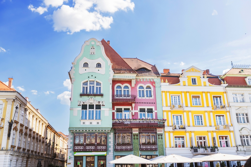 Ez a kép a temesvári (Románia) Brück-házakat ábrázolja, amelyek a Piața Unirii (Egyesülés tere) téren találhatók. 