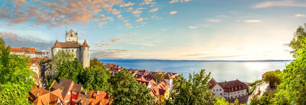 A képen a németországi Meersburg városa látható, amely a Boden-tó (Bodensee) partján fekszik. 