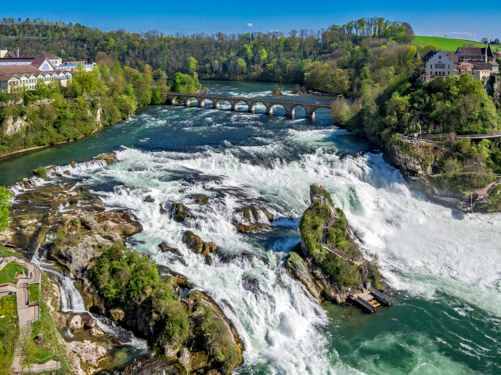 Ez a kép az európai Rajna-vízesést (Rheinfall) ábrázolja Svájcban, Schaffhausen közelében. 