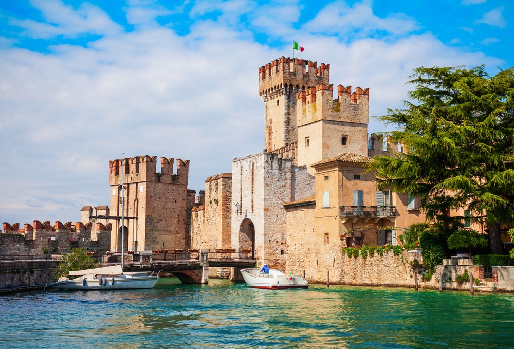 A képen a Scaliger-kastély (Castello Scaligero) látható Sirmione városában, Olaszországban. 