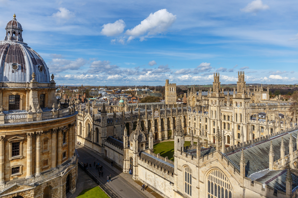 A képen az angliai Oxford városának történelmi központja látható, különös tekintettel a Radcliffe Camera épületére és a környező egyetemi épületekre.