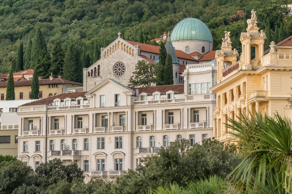 Ez a kép Abbáziát (Opatija), egy horvátországi tengerparti üdülőhelyet ábrázolja. 