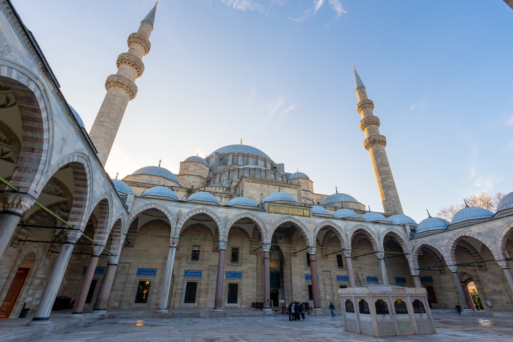 Ez a kép a Szulejmán-mecsetet (törökül: Süleymaniye Camii) ábrázolja Isztambulban. 