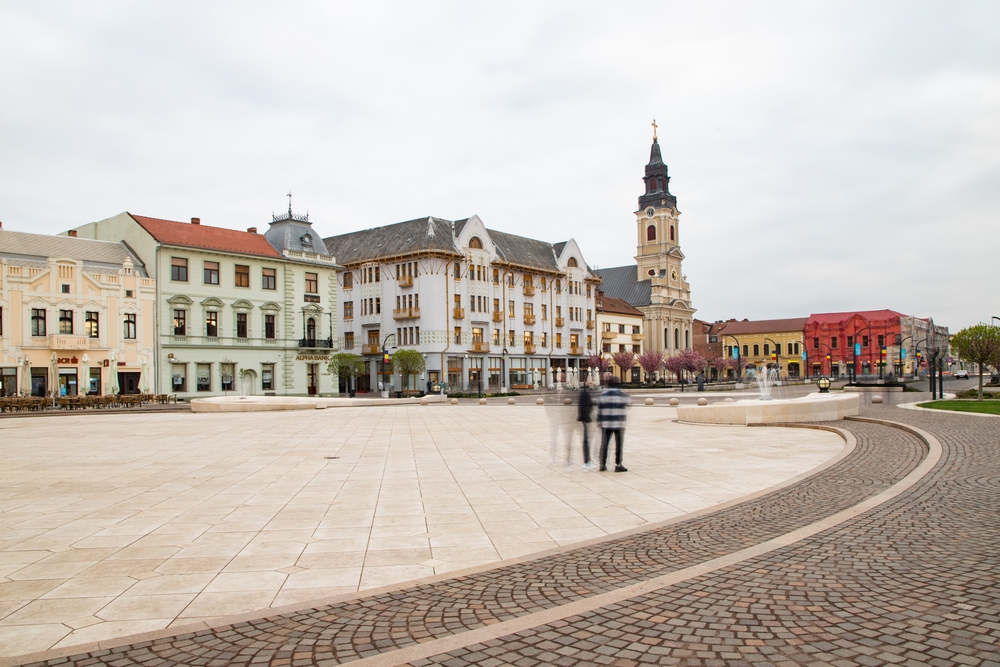 A képen a nagyváradi Szent László tér (mai román nevén Piața Unirii) látható, amely Erdély egyik legszebb és leglátványosabb városi tere.  - Z(s)eppelin utazás