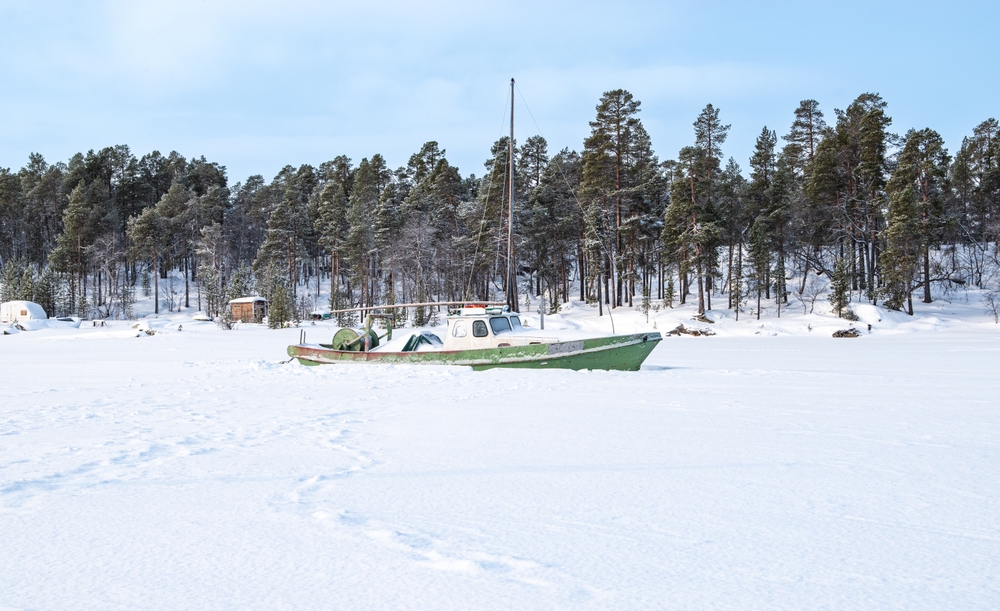 A képen látható pillanat egy befagyott hajót ábrázol az Inari-tavon, Finnországban. - Z(s)eppelin utazás