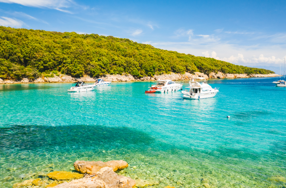 Ez a kép egy pillanatot örökít meg a Punta Križa strandon (Horvátország), amely a kristálytiszta, türkizkék vizéről és a sűrű növényzetéről ismert. 