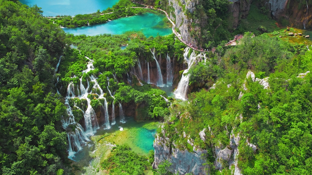 Vízesés a Plitvicei Nemzeti Parkban.