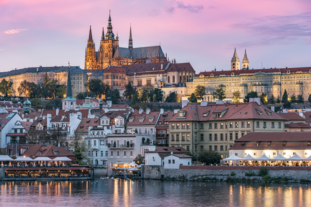 A képen a prágai várkomplexum látható, amely a világ legnagyobb ősi vára.  - Z(s)eppelin utazás
