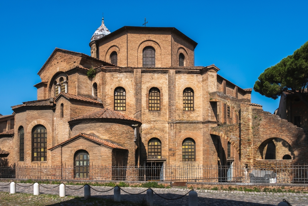 A képen a ravennai San Vitale-bazilika látható, egy jelentős bizánci műemlék.