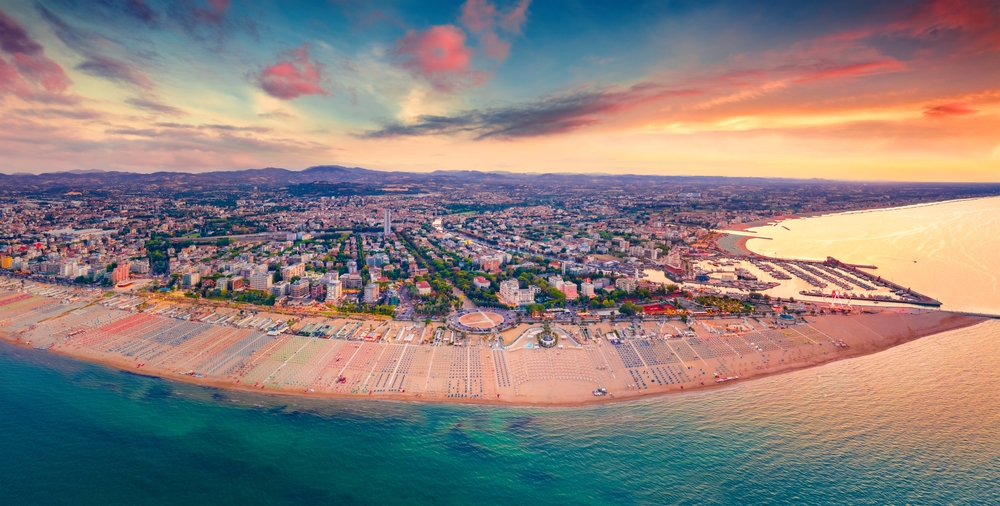 A kép az olaszországi Rimini városát ábrázolja, amely az Adria legnagyobb üdülőhelye. 