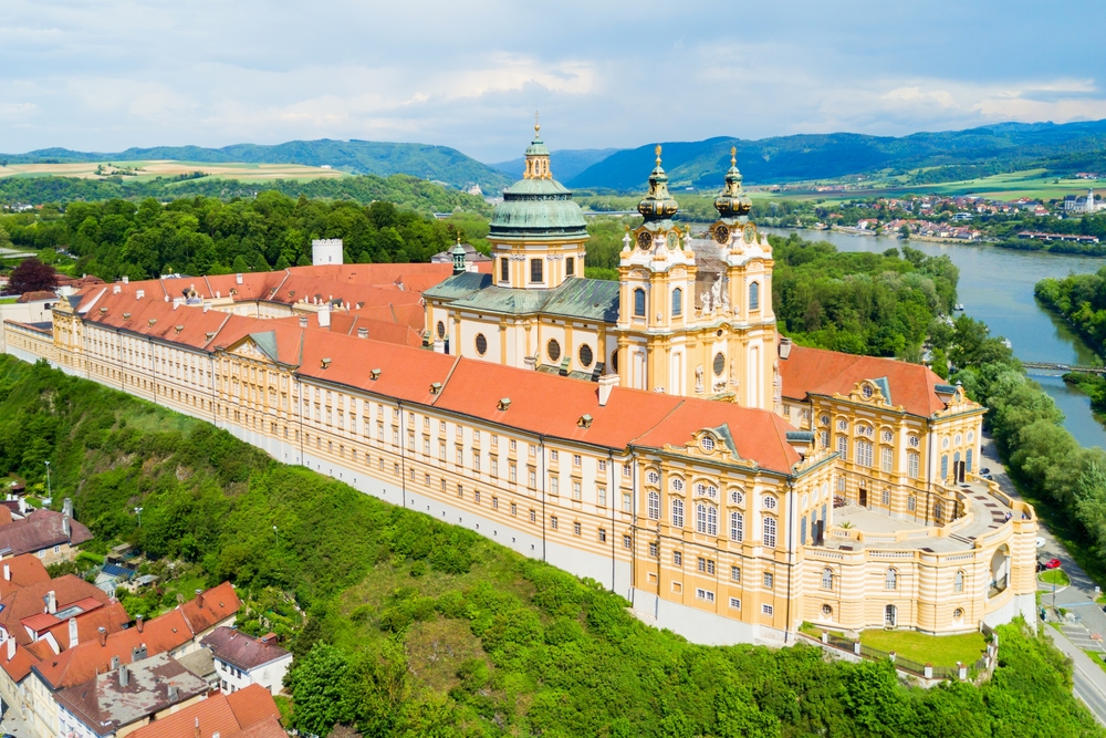 A képen a Melki apátság látható, egy világhírű, barokk stílusú bencés kolostor. 
