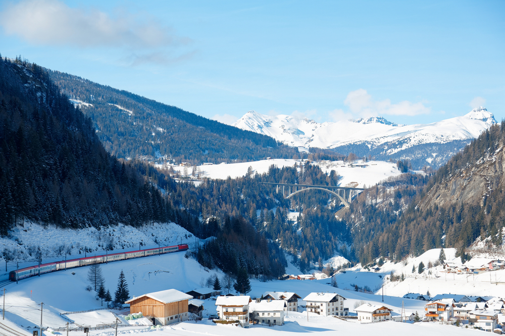 Ez a kép a Brenner-hágón áthaladó vonatot és az alpesi tájat örökíti meg. 