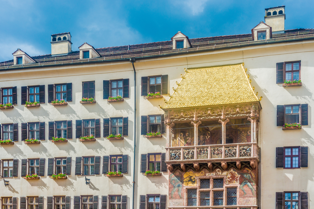 A kép az innsbrucki Aranytetőt (Goldenes Dachl) ábrázolja, amely a város egyik leghíresebb nevezetessége. 