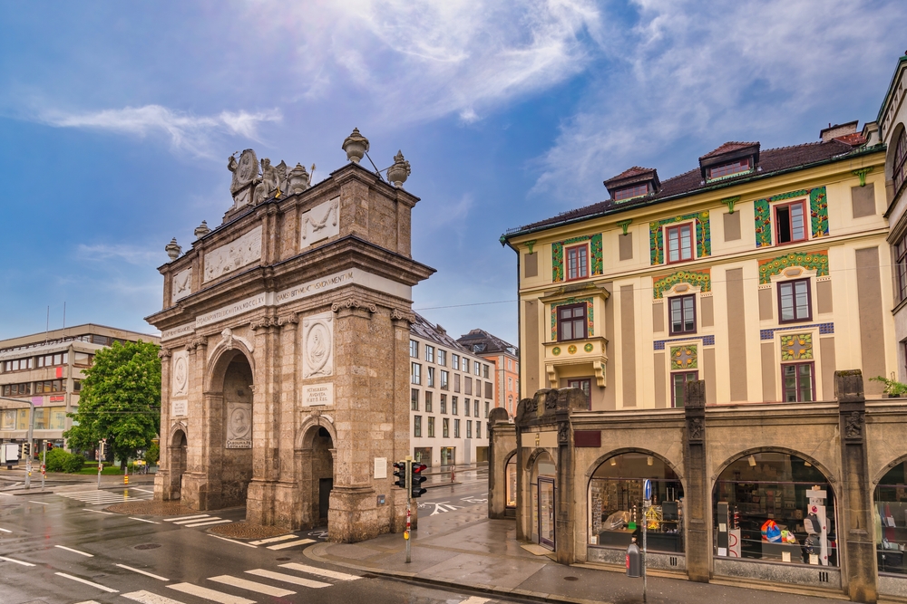 A kép a Triumphpfortét (Diadalív) ábrázolja Innsbruckban, Ausztriában. 
