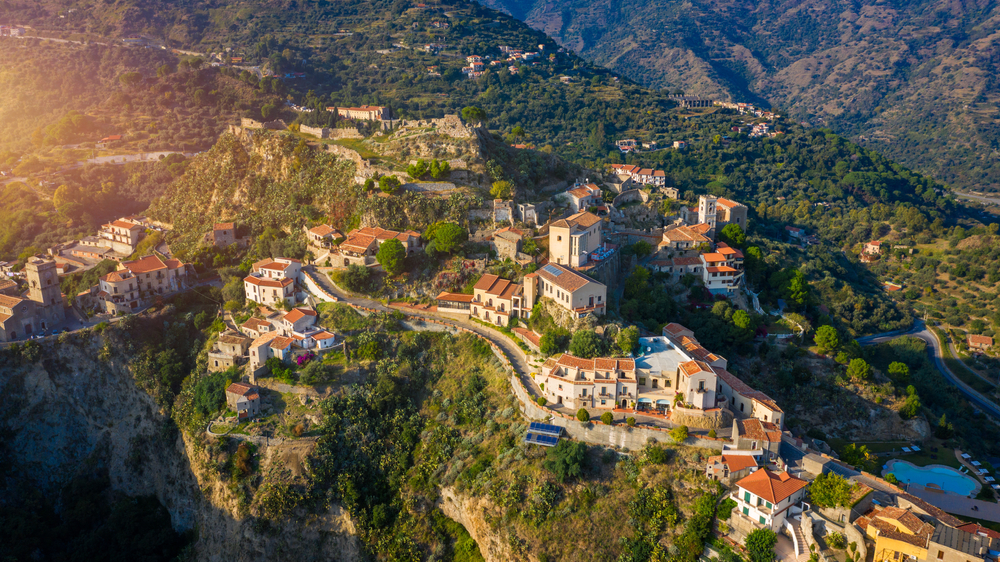 Ez a kép a szicíliai Savoca falut ábrázolja.