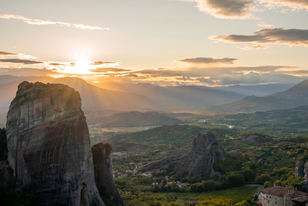 Ez a kép a Meteorákat ábrázolja Görögországban, naplementekor.