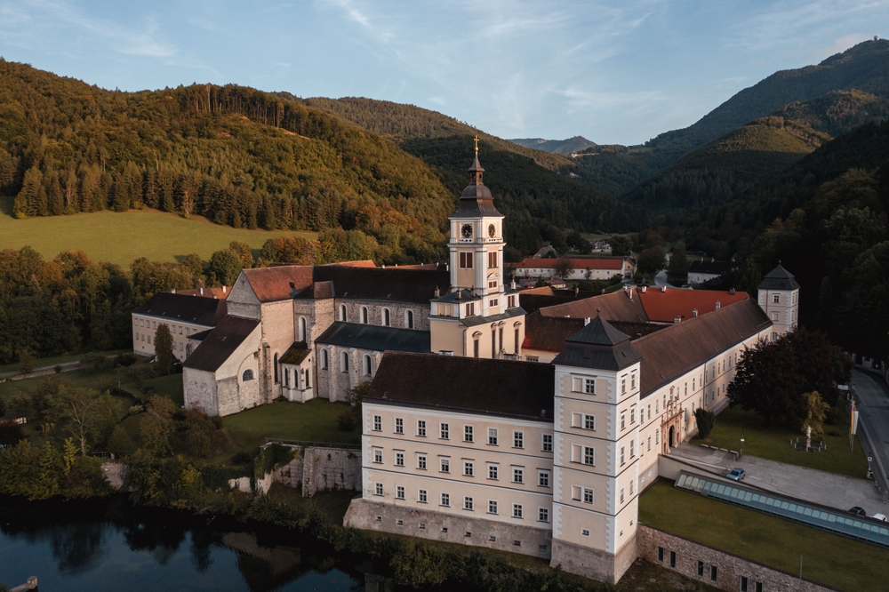 A képen a lilienfeldi apátság (Lilienfeld Abbey) látható. 