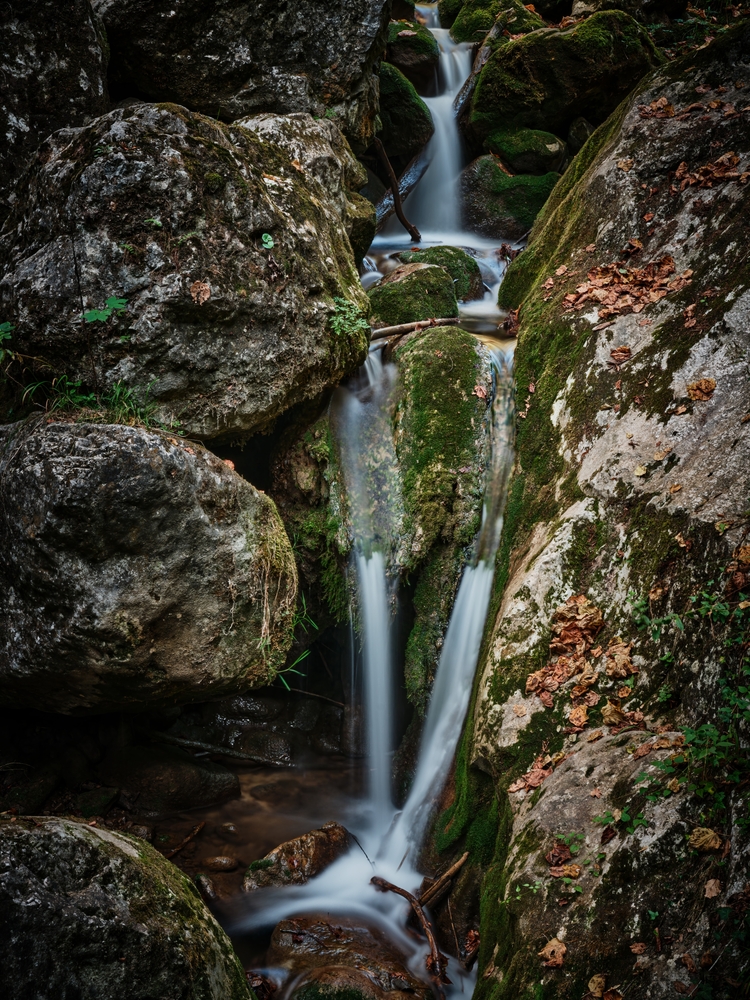 A képen a Myrafälle-vízesés látható Alsó-Ausztriában. A Myrabach patak több lépcsőben zúdul le a szurdokban. 