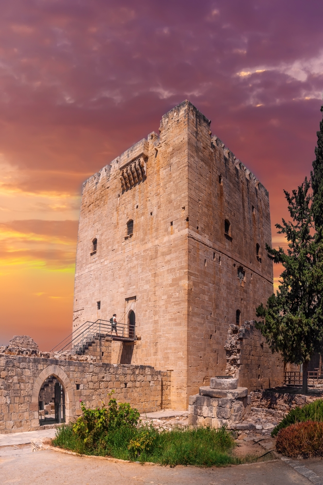 A képen a ciprusi Kolossi vár látható, amely egy történelmi jelentőségű erődítmény Limassol közelében. 