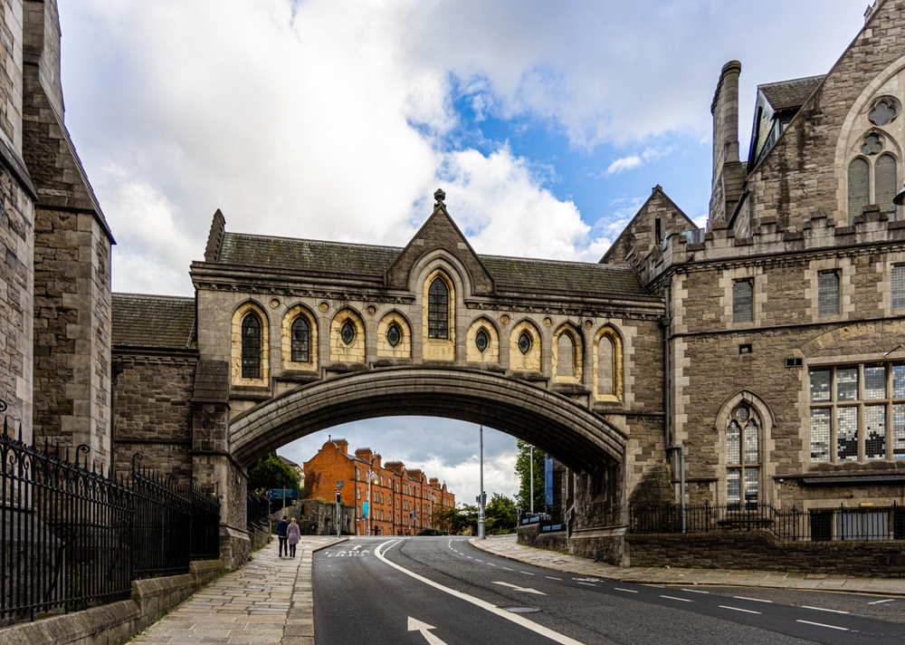 Ez a kép a dublini Christ Church Cathedral hídját ábrázolja. Ez egy ikonikus építmény, amely összeköti a székesegyházat a Dublinia múzeummal. 