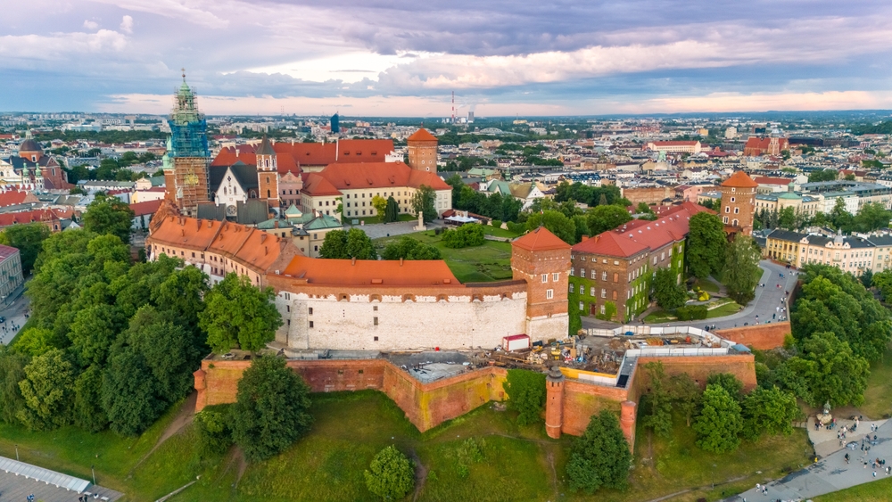 A képen a krakkói Wawel királyi palota és a Waweli székesegyház látható. A Wawel dombon található épületegyüttes Lengyelország egyik legikonikusabb látnivalója. 