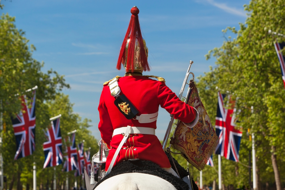 A képen a brit háztartási lovasság (Household Cavalry) egyik tagja látható, teljes díszegyenruhában, lóháton, a The Mall sugárúton Londonban. 