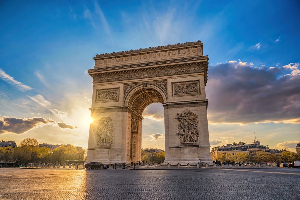 A képen látható építmény a párizsi Diadalív (Arc de Triomphe).