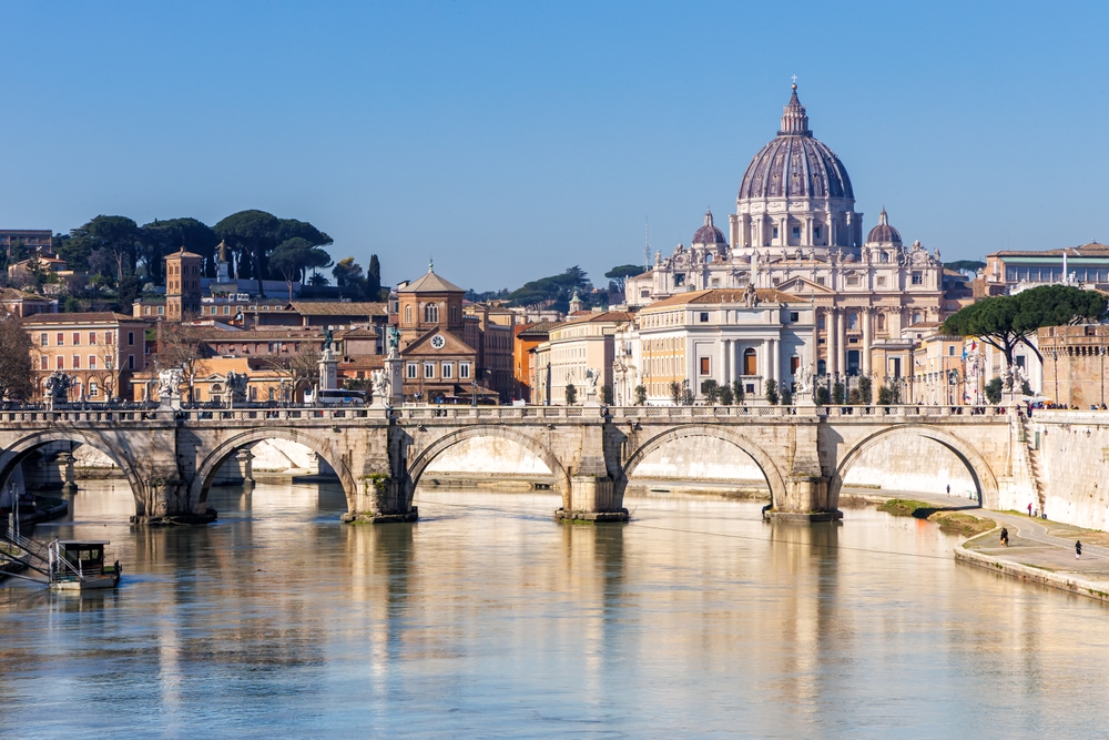 Ez a kép a római Szent Péter-bazilikát és a Ponte Sant'Angelo hidat ábrázolja a Tevere folyón. 