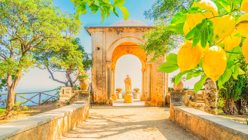 Ez a kép a Ravello faluban található Villa Rufolo kertjének egy pillanata az Amalfi-parton, Olaszországban. 