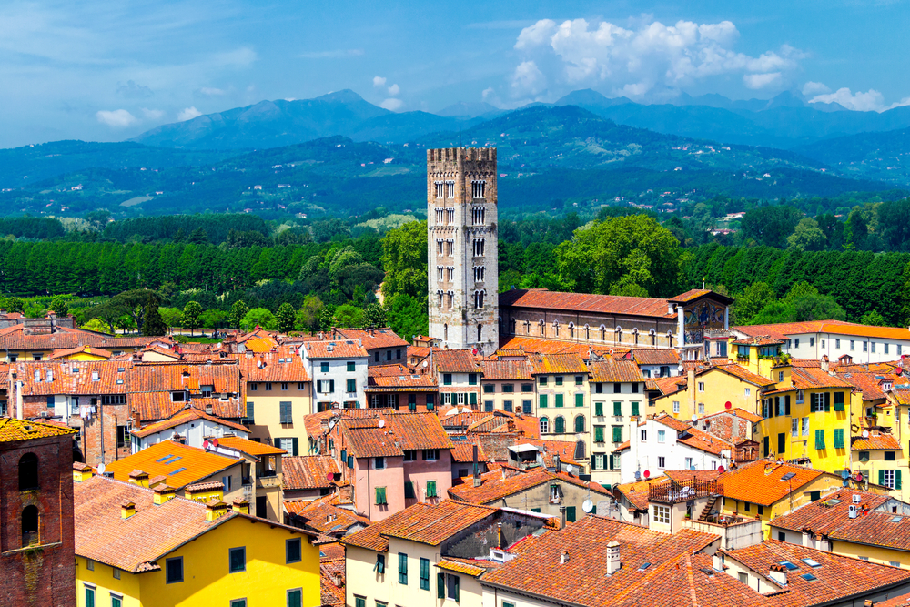 A képen a Torre Guinigi látható Lucca városában, Olaszországban. 