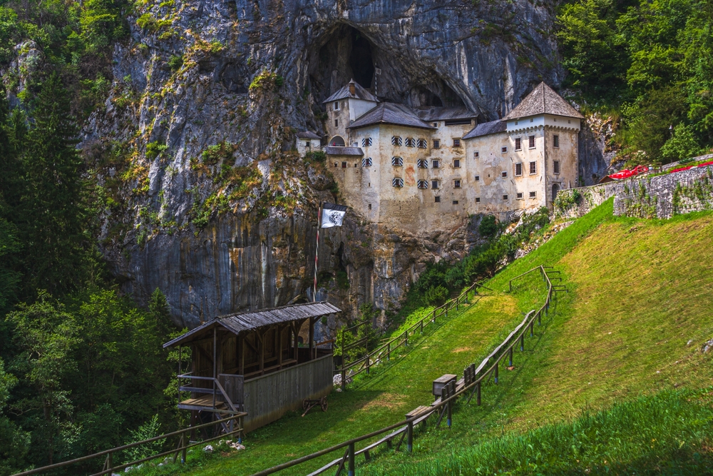 A képen a Predjamai vár (Predjamski grad) látható Szlovéniában. A világ legnagyobb barlangi váraként tartják